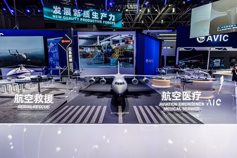 Mô hình máy bay chở hàng dân dụng cỡ lớn Y-20F100. Ảnh: VCG/China Daily 2024-airshow-china-03.jpg