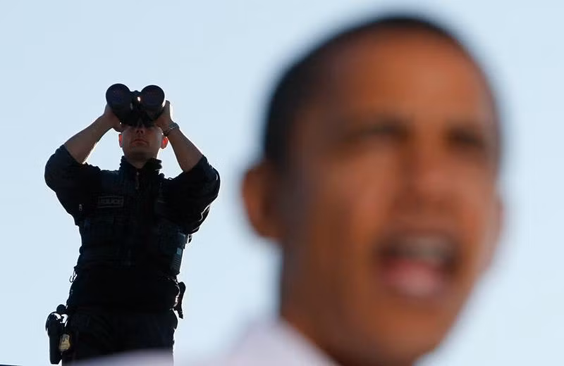 Một nhân viên Mật vụ bảo vệ an ninh cho ứng cử viên tổng thống của đảng Dân chủ Barack Obama tại một cuộc vận động tranh cử ở Philadelphia, ngày 11/10/2008. Ảnh: REUTERS/Jim Young mat-vu-bao-ve-cac-tong-thong-my-06.jpg