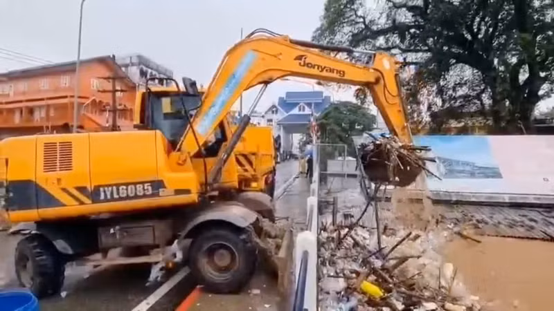 Thủ tướng Paetongtarn Shinawatra cho biết thời tiết bất lợi sau cơn bão Yagi - cơn bão mạnh nhất châu Á năm nay, đã ảnh hưởng đến khoảng 9.000 hộ gia đình ở Thái Lan. Ngap-lut-Thai-Lan--Hinh-anh-lo-dat-va-khu-dinh-cu-bi-nhan-chim-2.jpg