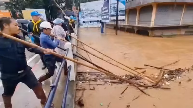 Mưa lớn khiến sông dâng cao, nhấn chìm các khu định cư và gây ra lở đất, chính quyền cho biết hôm 11/9. Cư dân ở 48 tỉnh, bao gồm Bangkok đã được cảnh báo nguy cơ mưa lớn gây ra lũ lụt từ ngày 12-18/9. Ngap-lut-Thai-Lan--Hinh-anh-lo-dat-va-khu-dinh-cu-bi-nhan-chim-1.jpg