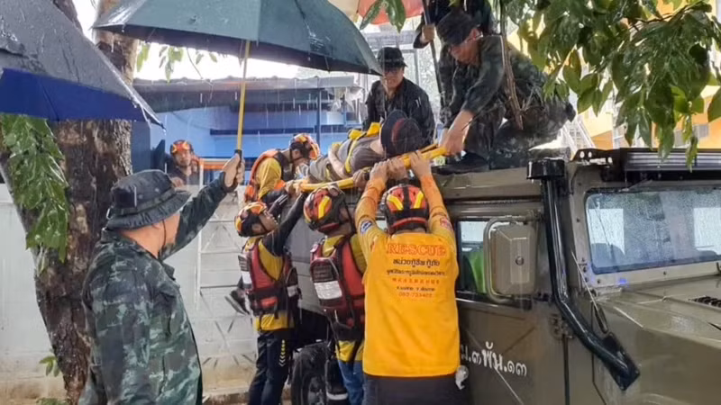 Tại quận Mai Sai thuộc tỉnh Chiang Rai lân cận, giáp biên giới Myanmar, thuyền cao su không thể tiếp cận một số khu vực bị ngập lụt, nơi có hàng trăm người mắc kẹt và đang chờ được cứu giúp, quận trưởng Narongpol Kid-an cho biết. Ngap-lut-Thai-Lan--Hinh-anh-lo-dat-va-khu-dinh-cu-bi-nhan-chim-5.jpg