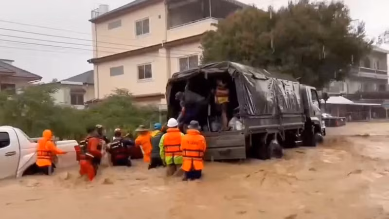 "Dòng nước vẫn mạnh" - Thủ tướng nói với các phóng viên - "Tất cả các cơ quan đều đã chuẩn bị và khi dòng nước dịu đi, họ sẽ vào cuộc ngay lập tức". Ngap-lut-Thai-Lan--Hinh-anh-lo-dat-va-khu-dinh-cu-bi-nhan-chim-3.jpg