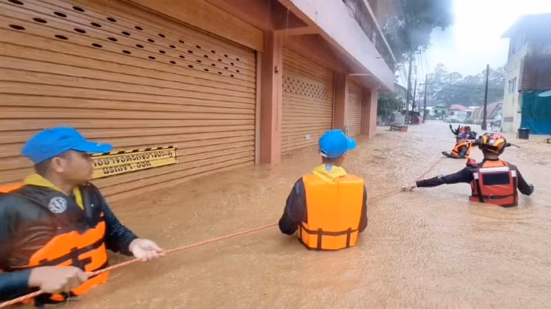 Tỉnh Chiang Mai của Thái Lan đã trải qua lũ quét và lở đất, 2 trường hợp tử vong đã được ghi nhận, theo thống đốc của tỉnh. Ngap-lut-Thai-Lan--Hinh-anh-lo-dat-va-khu-dinh-cu-bi-nhan-chim-4.jpg