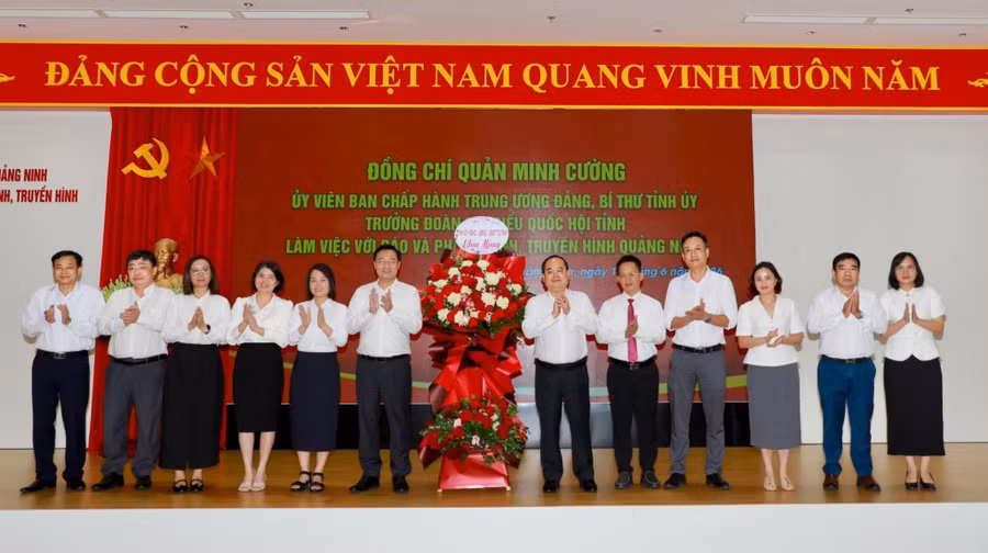Nhân kỷ niệm 101 năm Ngày Báo chí Cách mạng Việt Nam, đồng chí Bí thư Tỉnh ủy, tặng hoa chúc mừng đội ngũ cán bộ, phóng viên, biên tập viên, người lao động Báo và PTTH Quảng Ninh.