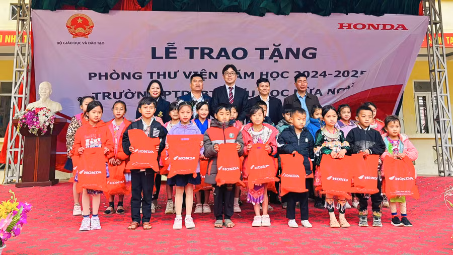 dai-dien-hvn-va-dai-dien-nha-truong-cung-cac-em-hoc-sinh-chup-anh-luu-niem.png