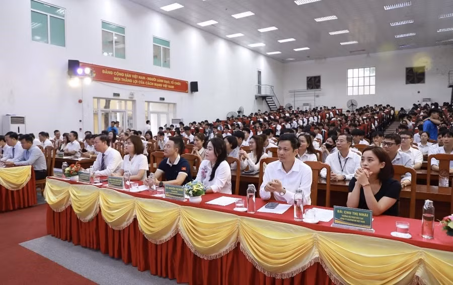 Quang cảnh Lễ khai giảng năm học 2026-2027 tại Trường Đại học Công nghệ Kỹ thuật Hưng Yên.