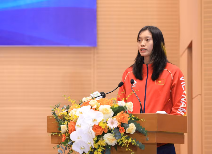 Võ sĩ Nguyễn Thị Tâm thay mặt các VĐV phát biểu tại lễ tuyên dương. Ảnh: Viết Thành