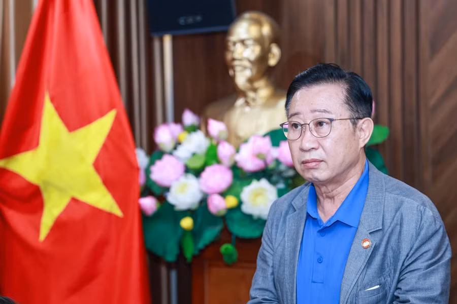Ông Lý Xương Căn chia sẻ về hành trình lịch sử của Hoàng tử Lý Long Tường và những kết nối giữa Việt Nam và Hàn Quốc qua nhiều thế hệ. Ảnh: Quang Vinh.