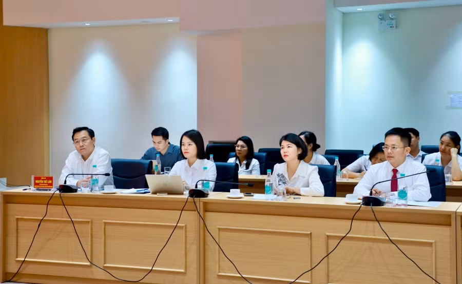 Các đồng chí lãnh đạo Báo và PTTH tỉnh dự buổi làm việc.