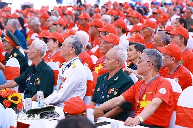 Các đại biểu là chiến sỹ cách mạng, cựu tù chính trị bị địch bắt tù đày tham dự buổi gặp mặt, tri ân. (Ảnh: Dương Giang/TTXVN).