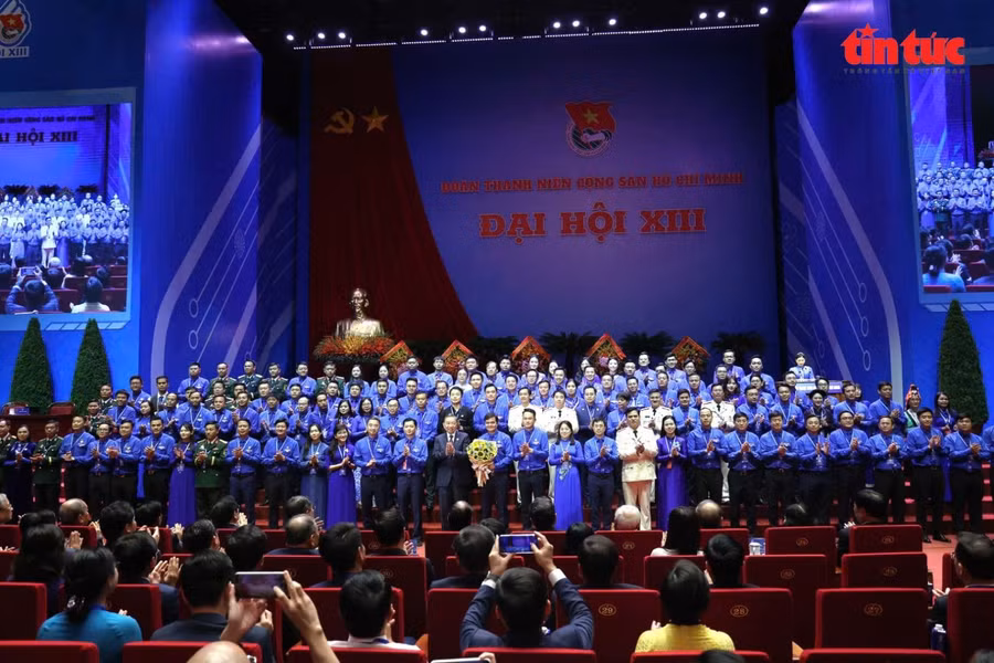 Tổng Bí thư, Chủ tịch nước Tô Lâm tặng hoa chúc mừng Ban Chấp hành Trung ương Đoàn khoá XIII, nhiệm kỳ 2026 - 2031.