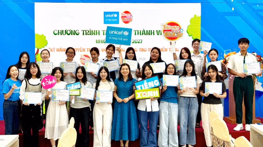 Ban Tổ chức trao Giấy chứng nhận tham gia tập huấn cho các thành viên mới. Ban Tổ chức trao Giấy chứng nhận tham gia tập huấn cho các thành viên mới.