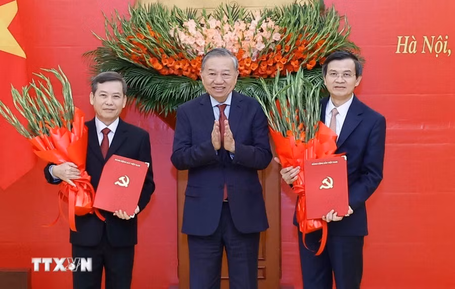 Tổng Bí thư Tô Lâm trao Quyết định của Bộ Chính trị cho các đồng chí Lê Minh Trí (bên trái) và Đoàn Minh Huấn (bên phải). (Ảnh: Thống Nhất/TTXVN)