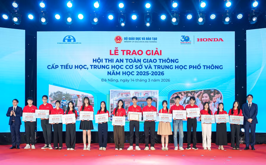 cac-em-hoc-sinh-nhan-giai-thuong.jpg
