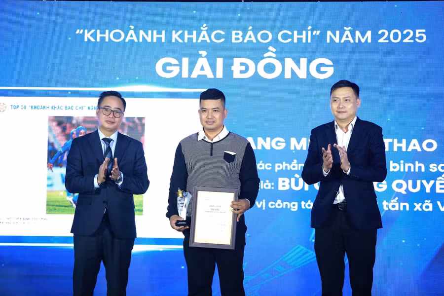 Ông Phạm Mạnh Hùng, Phó Tổng Giám đốc Đài Tiếng nói Việt Nam và ông Nguyễn Quang Đức, Phó Trưởng Ban Tuyên giáo và Dân vận, Đảng uỷ Mặt trận Tổ quốc, các đoàn thể trung ương trao Giải Đồng cho tác giả đạt giải.