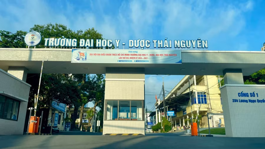 Cổng chính khang trang của Trường Đại học Y Dược – Đại học Thái Nguyên tại số 284 Lương Ngọc Quyến.