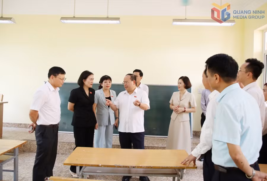 Đồng chí Quản Minh Cường khảo sát cơ sở vật chất tại Trường THCS Bãi Cháy.