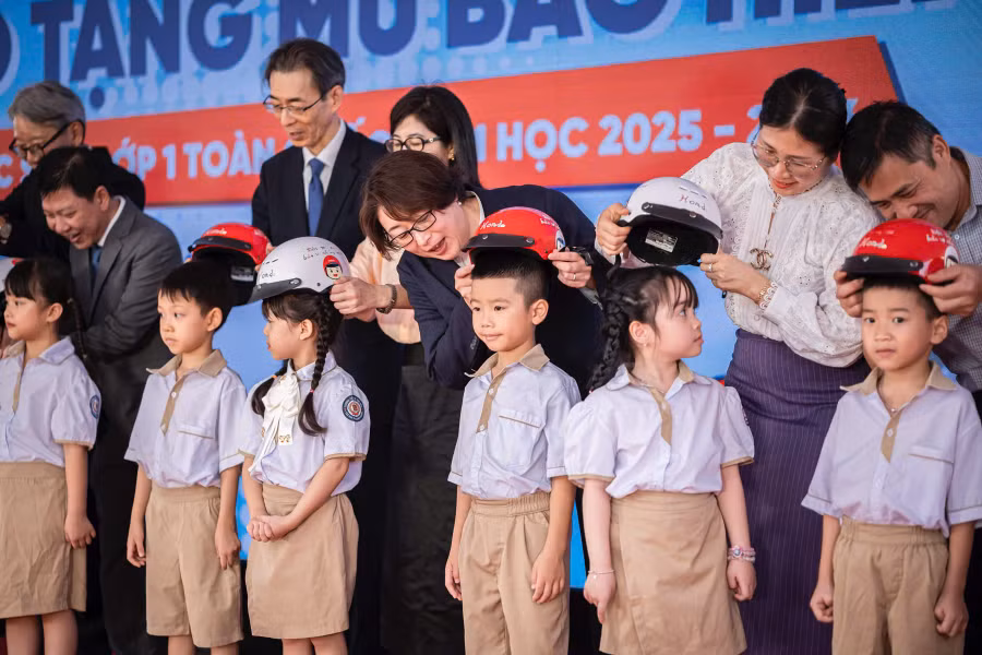 Chương trình trao tặng mũ bảo hiểm cho học sinh lớp Một kết hợp đào tạo kiến thức an toàn giao thông cho học sinh và phụ huynh trên toàn quốc năm học 2025 – 2026
