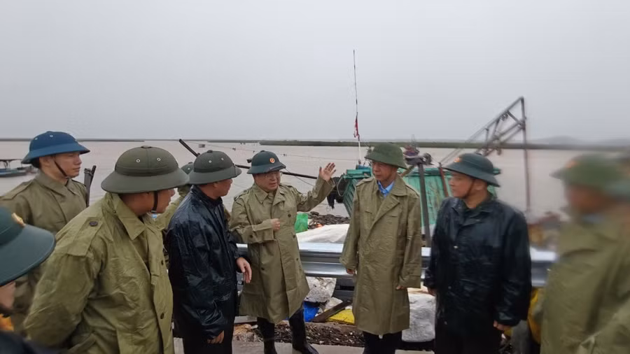 Đồng chí Bí thư Tỉnh ủy yêu cầu các lực lượng chức năng phối hợp với địa phương khẩn trương khắc phục hậu quả bão, bảo đảm an toàn tính mạng và sớm ổn định đời sống nhân dân.