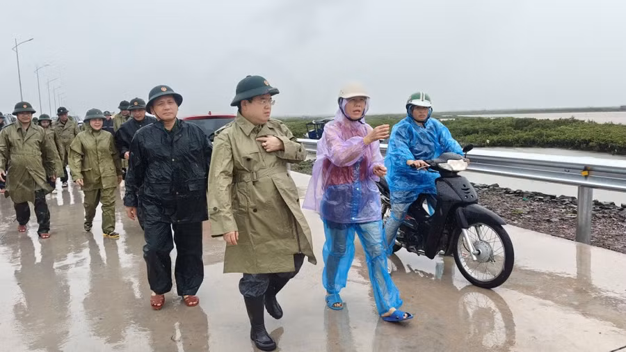 Đồng chí Bí thư Tỉnh ủy trò chuyện, hỏi thăm tình hình, động viên người dân bị thiệt hại do bão.