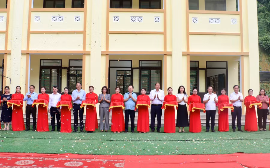 Các đại biểu cắt băng khánh thành công trình Trường Tiểu học Vĩnh Quang, xã Lý Bôn - Cao Bằng.