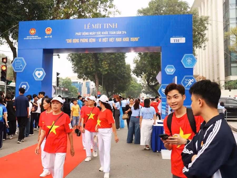 Ngay từ 7h sáng, khu vực phố đi bộ Trần Nhân Tông và Công viên Thống Nhất đã đông kín người dân đến tham gia Ngày hội Sức khỏe.