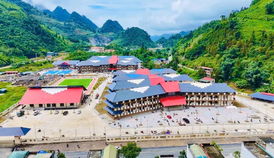 Trường Phổ thông nội trú Tiểu học và THCS Mường Khương — nơi Agribank trao tặng phòng học máy tính trong lễ khởi công năm 2025.