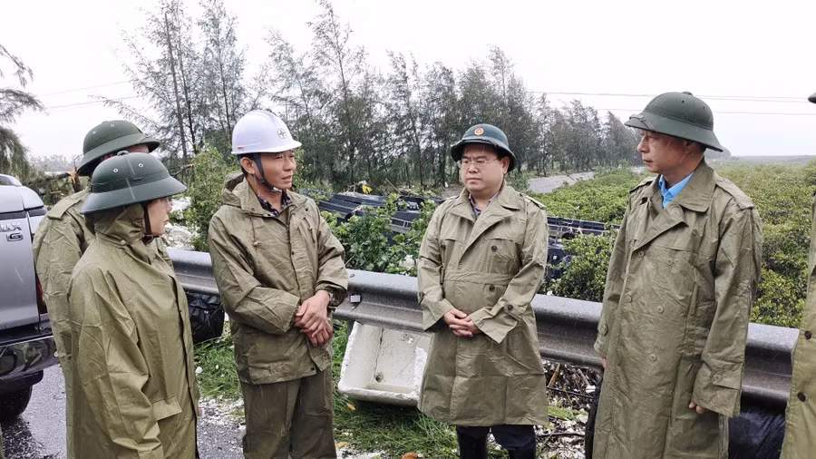 Đồng chí Bí thư Tỉnh ủy kiểm tra tình hình và chỉ đạo khắc phục thiệt hại hệ thống điện trên địa bàn phường Móng Cái 1.