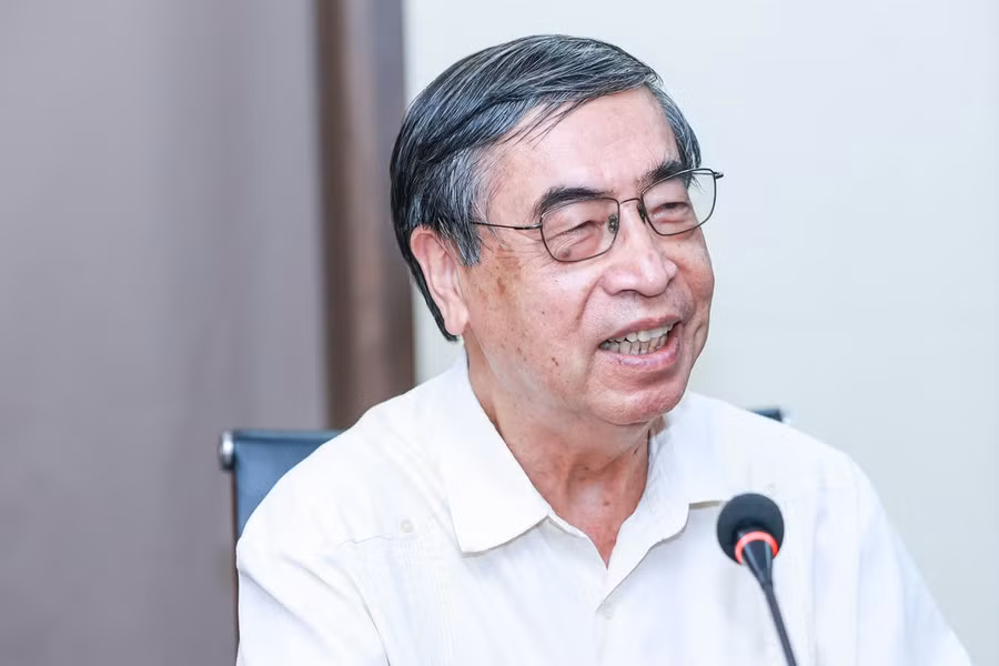 Ông Nguyễn Phú Bình chia sẻ về hành trình lịch sử 800 năm Hoàng tử Lý Long Tường đến Cao Ly. Ảnh: Quang Vinh.