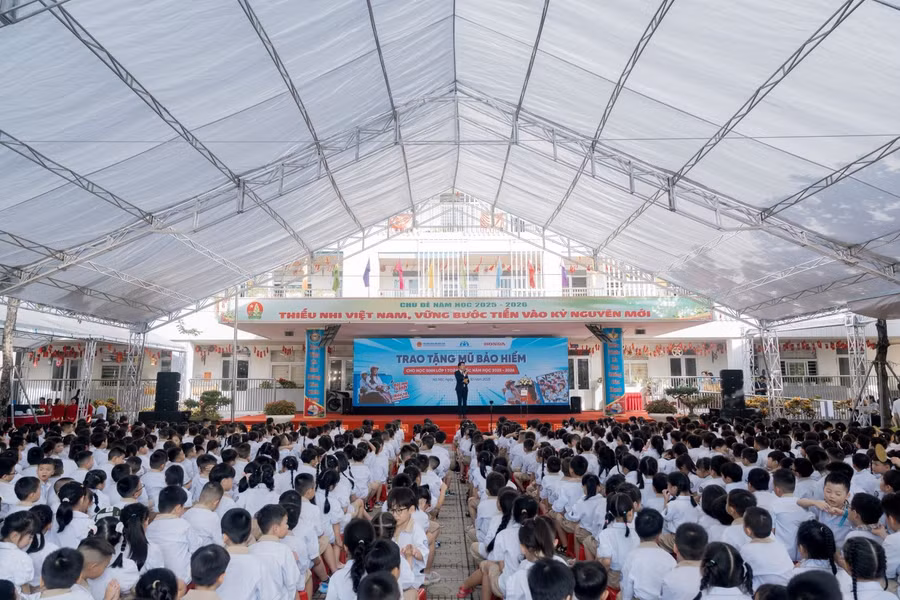 Trao tặng mũ bảo hiểm cho học sinh lớp Một toàn quốc năm học 2025 – 2026