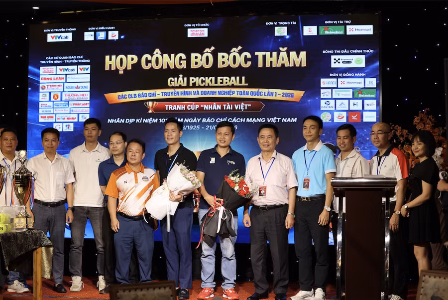 Đại diện BTC tặng hoa nhà tài trợ