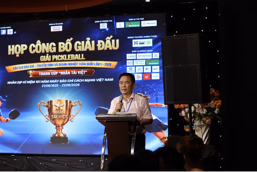 GS.TS - Trung tướng, Nhà báo Nguyễn Đình Chiến, Phó Chủ tịch TW Hội Khoa học phát triển nguồn nhân lực Nhân tài Việt Nam phát biểu tại buổi họp báo.
