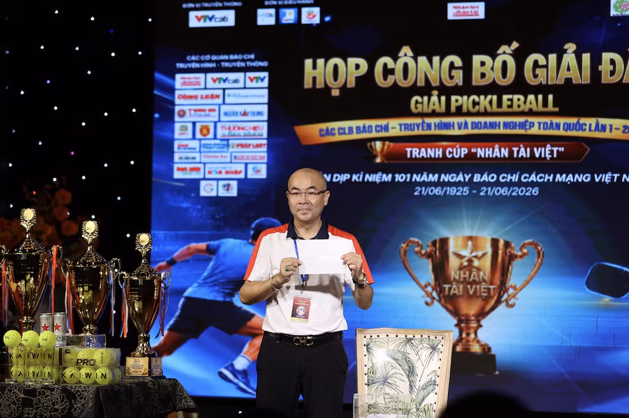 Ths, Nhà báo Đình Dũng - Chủ tịch Tập đoàn Truyền thông G8 bốc thăm các cặp thi đấu