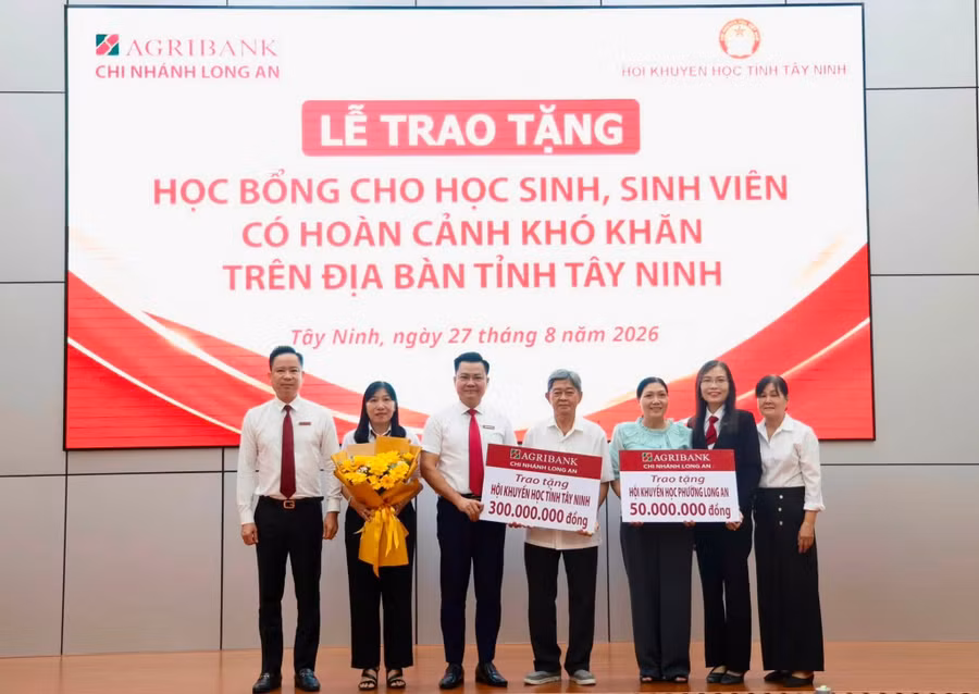Agribank Chi nhánh Long An trao học bổng cho học sinh, sinh viên có hoàn cảnh khó khăn trên địa bàn tỉnh Tây Ninh