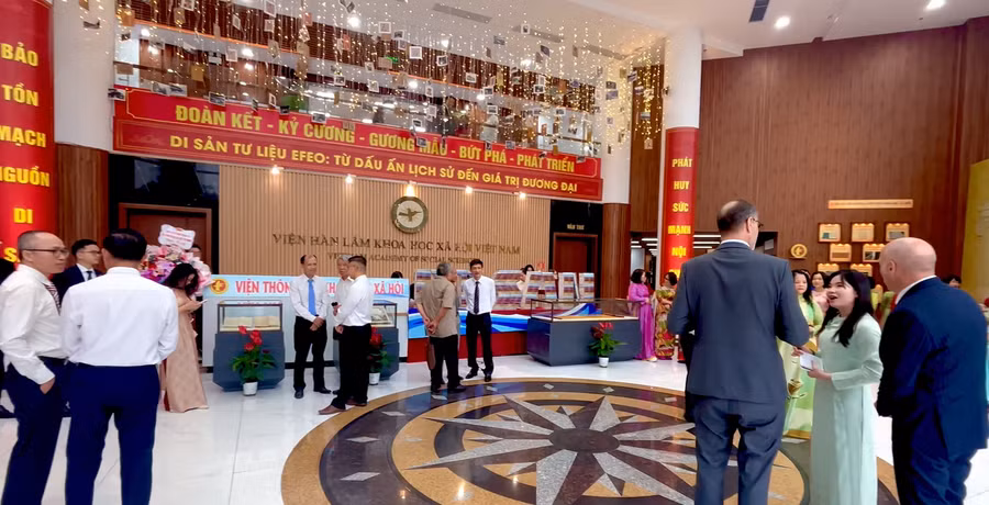 khai-mac-va-khach-moi-tham-du-1.png