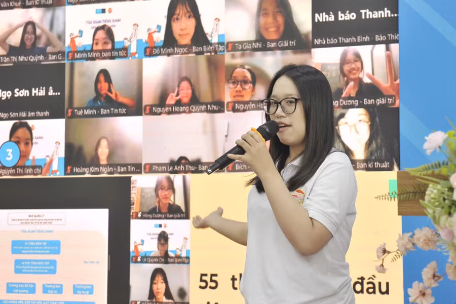 Bạn Lê Quỳnh Chi chia sẻ những kết quả hoạt động của Tòa soạn Tiếng Xanh trong nhiệm kỳ vừa qua. Bạn Lê Quỳnh Chi chia sẻ những kết quả hoạt động của Tòa soạn Tiếng Xanh trong nhiệm kỳ vừa qua.