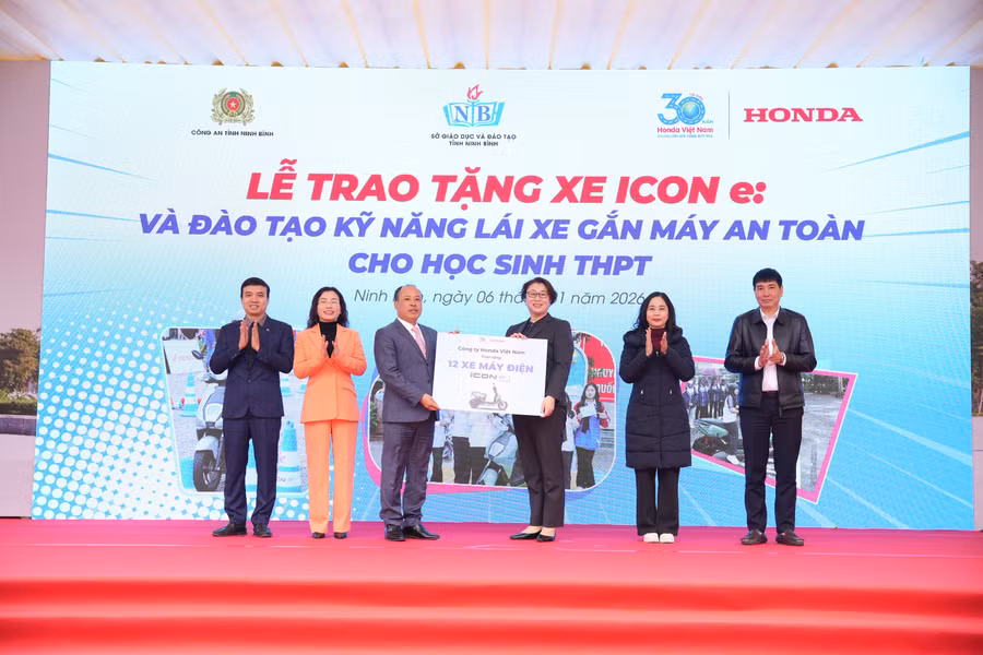 5-dai-dien-honda-viet-nam-trao-tang-12-xe-gan-may-dien-honda-icon-e-cho-04-truong-thpt-tinh-ninh-binh.jpg