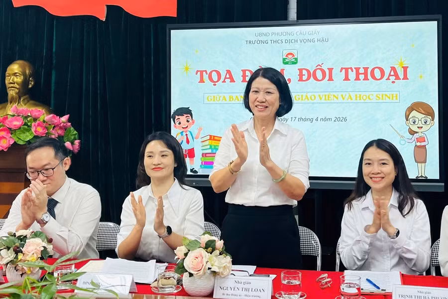 Nhà giáo Nguyễn Thị Loan - Bí thư Đảng ủy, Hiệu trưởng Trường THCS Dịch Vọng Hậu.