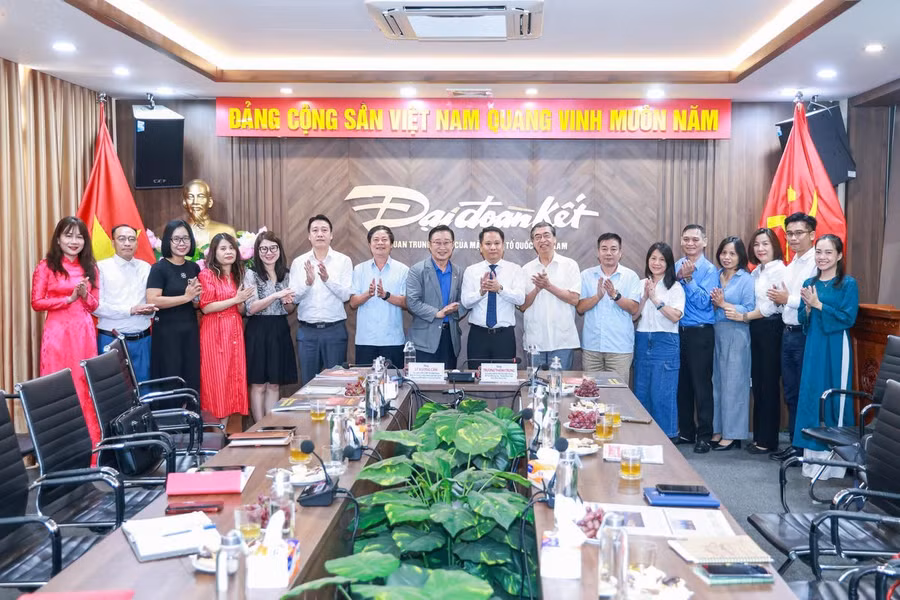 Lãnh đạo Báo Đại đoàn kết cùng các đại biểu chụp ảnh lưu niệm. Ảnh: Quang Vinh.