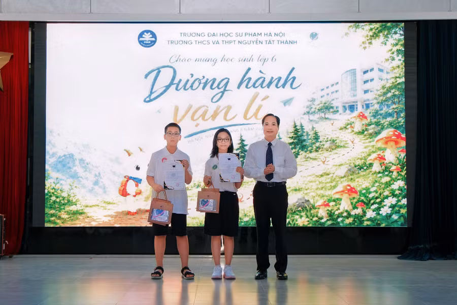 03-thay-hieu-truong-trao-thu-chuc-mung-va-qua.jpg