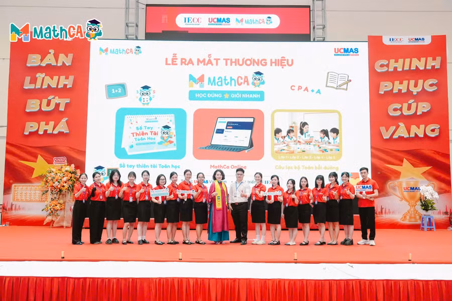Toàn cảnh Lễ ra mắt Hệ thống Toán MATHCA tại Nhà thi đấu Cầu Giấy (Hà Nội).