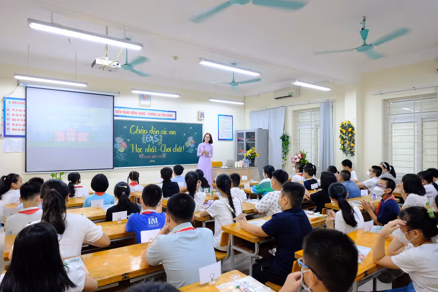 Cô Diễm My và các em học sinh A5 trong ngày đầu đến lớp.
