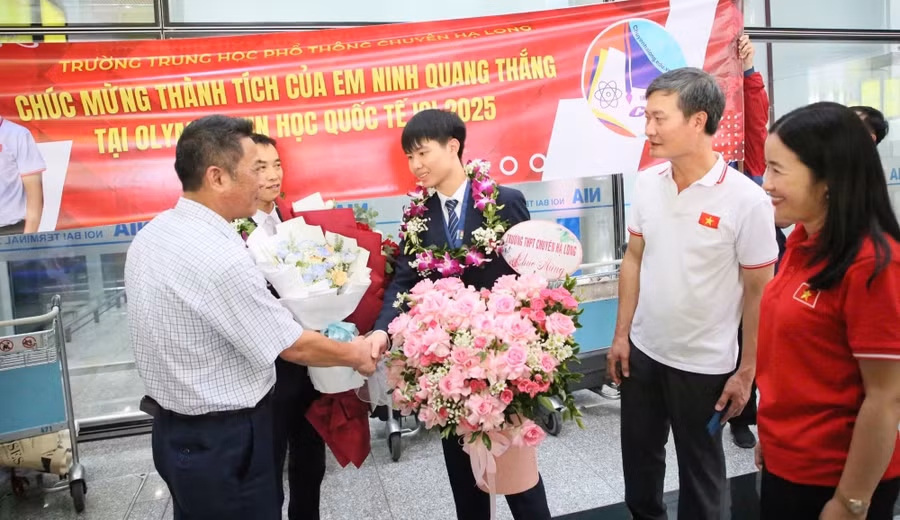 Lãnh đạo Sở GD&amp;ĐT chúc mừng em Ninh Quang Thắng, THPT Chuyên Hạ Long giành Huy chương Đồng tại Kỳ thi Olympic Tin học quốc tế lần thứ 37 (tháng 8/2025). Ảnh: Minh Hà
