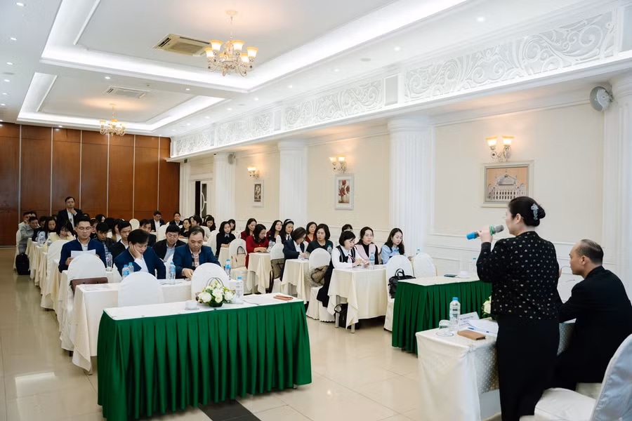 pgs-ts-trinh-hoai-thu-tiep-nhan-y-kien-dong-gop-tu-cac-dai-bieu-1.jpg