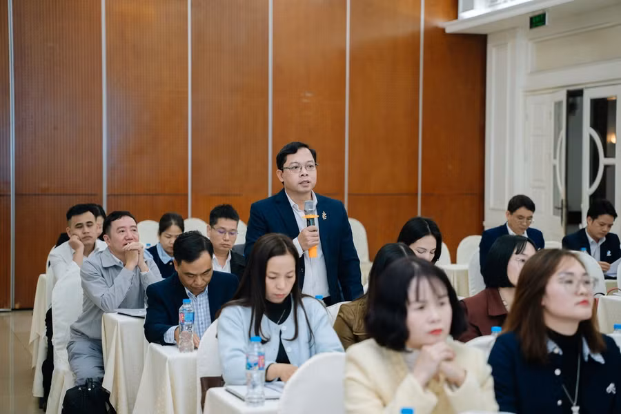 cac-dai-bieu-chia-se-y-kien-dong-gop-cho-noi-dung-giao-duc-atgt-trong-truong-hoc.jpg