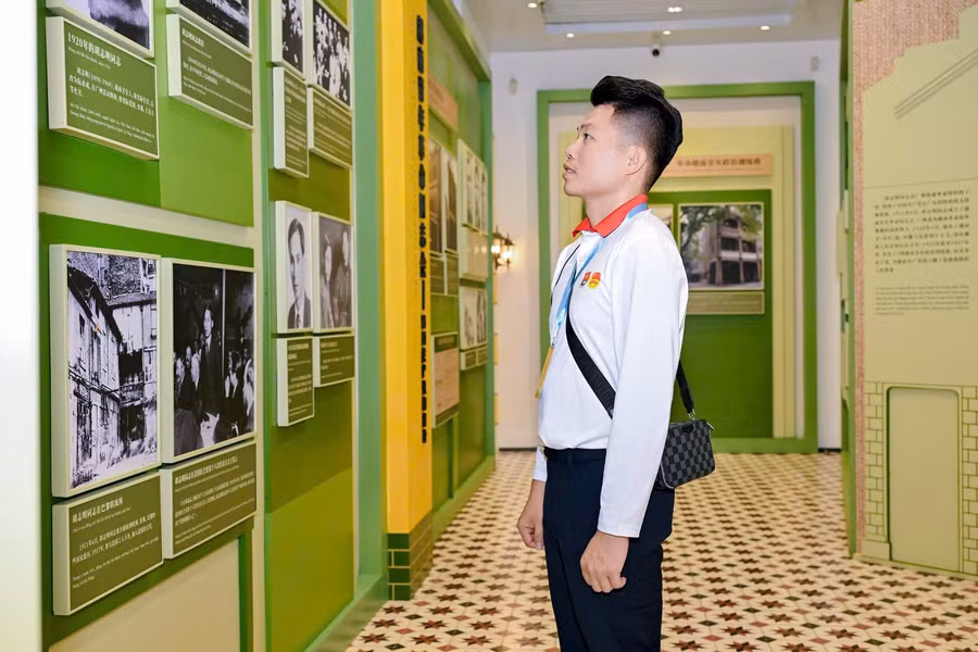 thay-thanh-tham-quan-tru-so-tru-so-hoi-viet-nam-cach-mang-thanh-nien-noi-ghi-dau-nhung-ngay-thang-hoat-dong-cach-mang-soi-noi-cua-chu-tich-ho-chi-minh-va-cac-bac-tien-boi.jpg