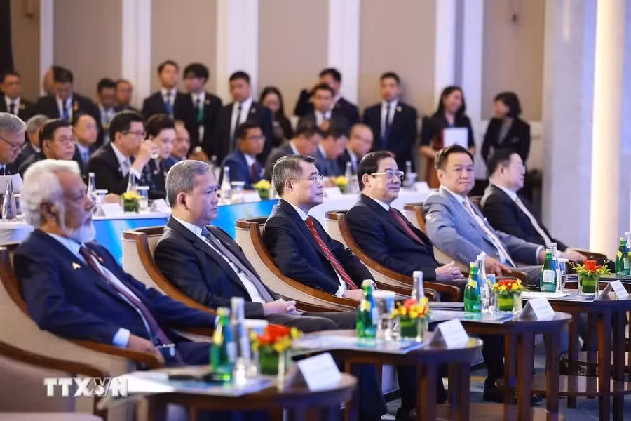 Thủ tướng Lê Minh Hưng cùng Thủ tướng Lào Sonexay Siphandone, Thủ tướng Campuchia Hun Manet, Thủ tướng Thái Lan Anutin Charnvirakul và Thủ tướng Timor-Leste Kay Rala Xanana Gusmão tham dự Phiên khai mạc Diễn đàn Tương lai ASEAN lần thứ ba. (Ảnh: Dương Giang/TTXVN)