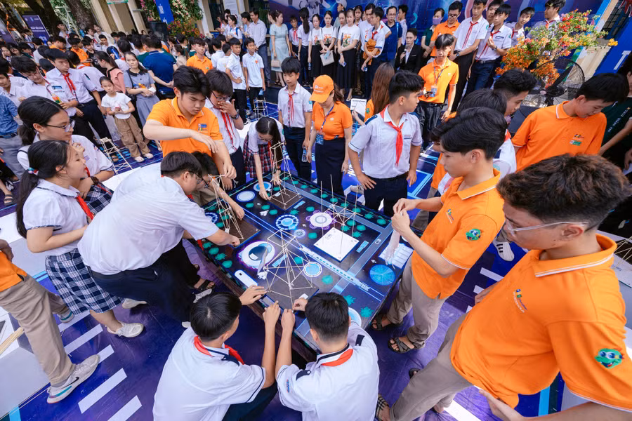 Học sinh hăng say trải nghiệm tại ngày hội STEM.