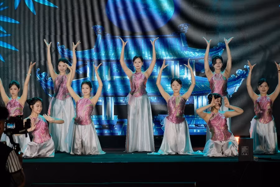 Hình ảnh văn nghệ mở màn đến từ CLB Nghệ thuật.