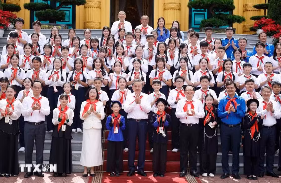 Tổng Bí thư, Chủ tịch nước Tô Lâm và đại biểu chụp ảnh chung với các Đội viên tiêu biểu toàn quốc. (Ảnh: Thống Nhất/TTXVN)